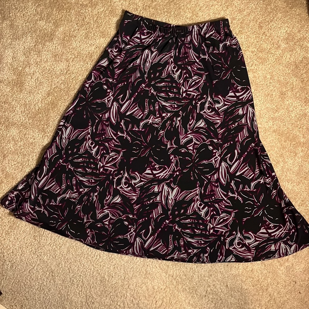 Chico’s Black & plum patterned skirt, beautiful and comfortable, size 4-6